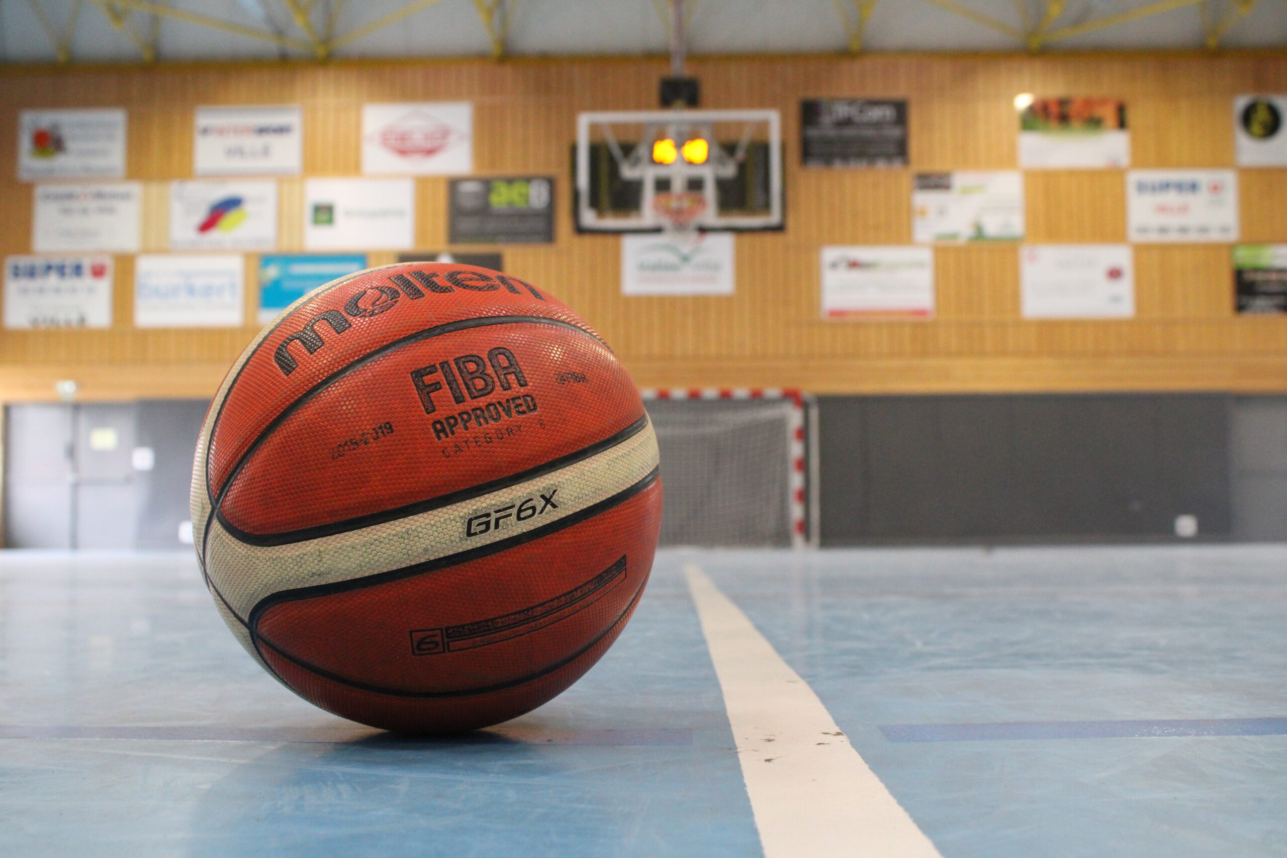 Salle de basket + ballon de basket